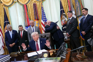 Трамп подписал указ об ускорении доступа к психоделической терапии для лечения тяжелых психических расстройств